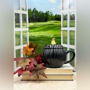 Black/Gold Pumpkin Lidded Ceramic 18oz Mug
